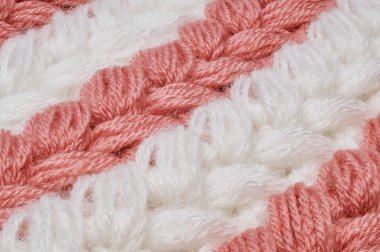 Süveter ya da atkı deseni büyük örgü. Örülmüş forma ve kabartma desenli. Örgü ören örgüler. Yün el örgüsü mü yoksa makine örgüsü mü? Kumaş Arkaplanı.