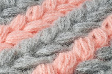 Süveter ya da atkı deseni büyük örgü. Örülmüş forma ve kabartma desenli. Örgü ören örgüler. Yün el örgüsü mü yoksa makine örgüsü mü? Kumaş Arkaplanı.