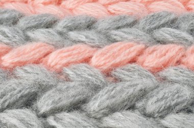 Süveter ya da atkı deseni büyük örgü. Örülmüş forma ve kabartma desenli. Örgü ören örgüler. Yün el örgüsü mü yoksa makine örgüsü mü? Kumaş Arkaplanı.