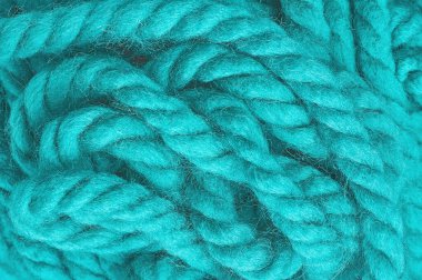 Süveter ya da atkı deseni büyük örgü. Örülmüş forma ve kabartma desenli. Örgü ören örgüler. Yün el örgüsü mü yoksa makine örgüsü mü? Kumaş Arkaplanı.