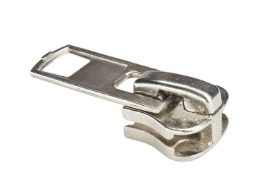 Beyaz arkaplanda izole edilmiş metal bir kaydırak fermuarı.