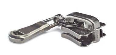 Beyaz arkaplanda izole edilmiş metal bir kaydırak fermuarı.