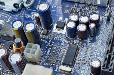 Ana karttaki elektronik bileşenleri kapat, mikroişlemci çipi.