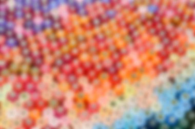 Farklı renklerde iplikler. Dikiş ve dikiş işleri için birçok iplik renk ve boyut olarak farklıdır. Tartışmaların rengarenk paleti.