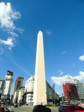 Bueno Aires, Arjantin, 12 Mayıs 2018 - Dikilitaş, Arjantin'in en ünlü dönüm noktası, Corrrientes Caddesi ile 9 de Julio Avenue geçitte bulunan