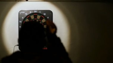 Dart, hedef yavaş hareket başarısız odaklanmak bir oyunu oynarken siluet adam