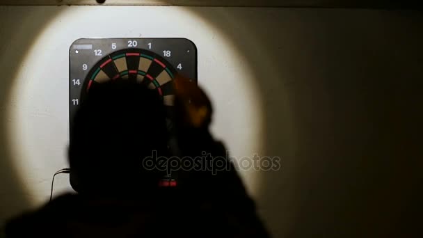Silhueta homem jogando um jogo de dardos, foco no alvo lento movimento FAIL — Vídeo de Stock