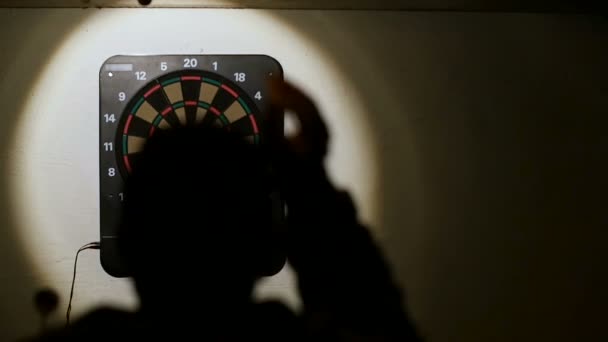 Silhueta homem jogando um jogo de dardos, foco no alvo lento movimento FAIL — Vídeo de Stock