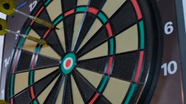 Adam sarı Dart kurulu ortaya çıkarır