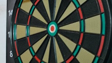 Dart tahtası üzerinde bir dart oku sopa.