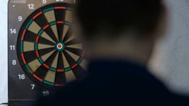 Dart, hedef odaklı bir oyun oynuyor adam