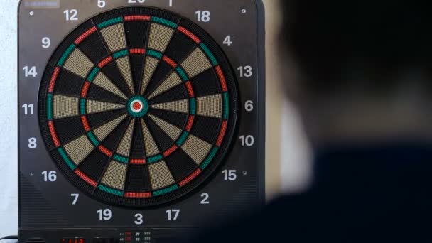 Man spela en omgång dart, fokus på målet — Stockvideo