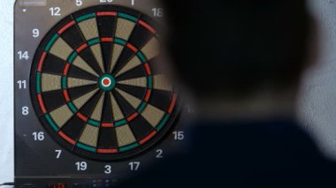 Dart, hedef odaklı bir oyun oynuyor adam