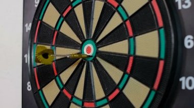 Dart tahtası üzerinde bir dart oku sopa.