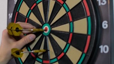 Adam sarı Dart kurulu ortaya çıkarır