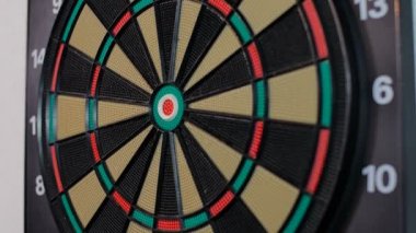 Dart tahtası ortasına bir dart oku sopa. boğa göz