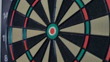 Adam sarı Dart kurulu ortaya çıkarır