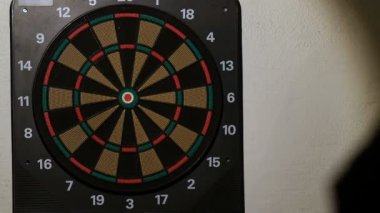 Dart, hedef odaklı bir oyun oynuyor adam