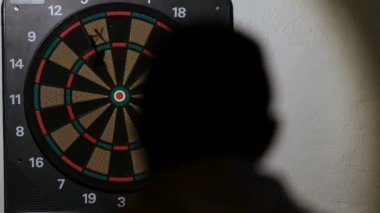 Dart, hedef odaklı bir oyun oynuyor adam