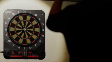 Dart, hedef odaklı bir oyun oynuyor adam