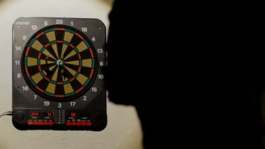 Dart, hedef odaklı bir oyun oynuyor adam