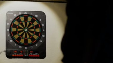 Dart, hedef odaklı bir oyun oynuyor adam