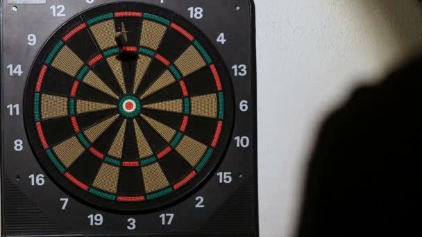 Man spela en omgång dart, fokus på målet — Stockvideo