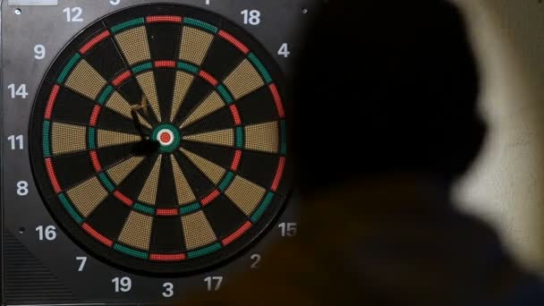 Man spela en omgång dart, fokus på målet — Stockvideo