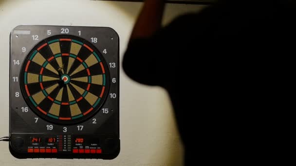 Homem jogando um jogo de dardos, foco no alvo — Vídeo de Stock