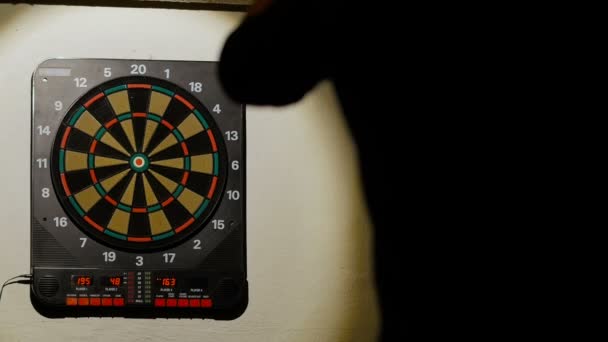 Man spela en omgång dart, fokus på målet — Stockvideo