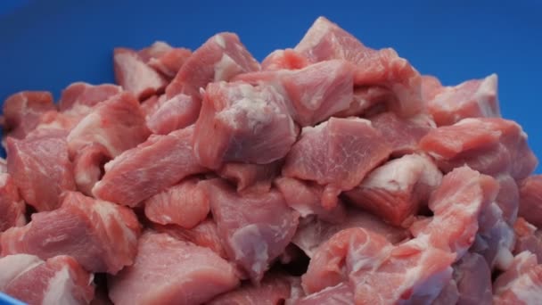 Carne crua picada em tigela azul, vista superior — Vídeo de Stock