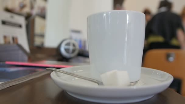 Kobieta rękę Weź białe filiżanka kawa latte i stawia suger, fryzjera — Wideo stockowe