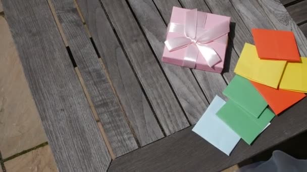 Svatební koncept láska v barevné dopisy obálky na dřevěný stůl. Pohled shora — Stock video