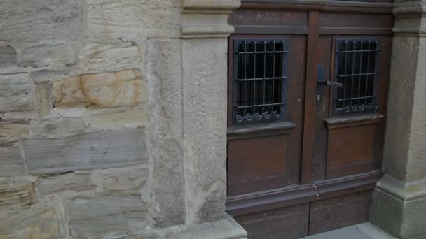 Puerta de iglesia de madera vieja — Vídeo de stock