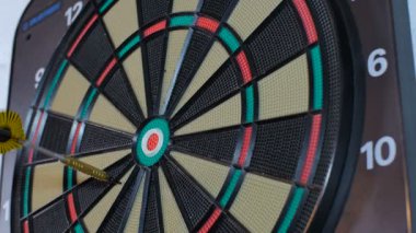 Dart tahtası ortasına bir dart oku sopa. boğa göz