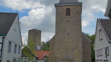 Ortaçağ Kulesi açık mavi gökyüzü karşı kilise