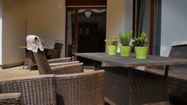 Hasır mobilyalar ile Akdeniz bahçe veranda