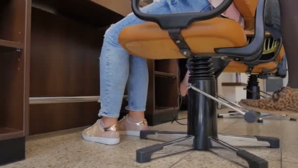 De stoel wordt ingesteld in Haarstylist met client in de kapsalon — Stockvideo