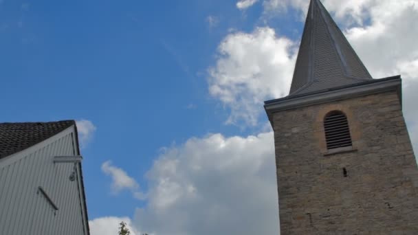 Středověku kostelní věž proti jasné modré oblohy — Stock video