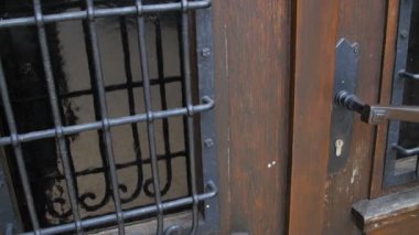 Eski ahşap kilise kapısı.