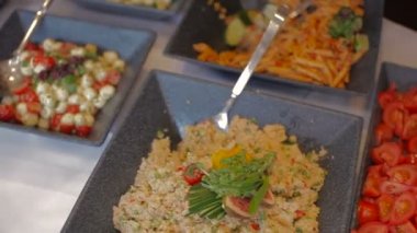 Sebze dilimleri, domates, kırmızı biber ile seçici odak yakın çekim.