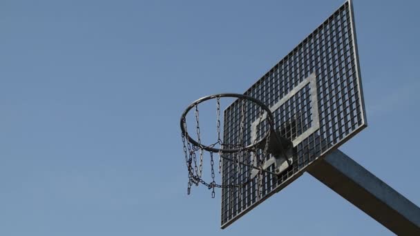 Koszykówka, przechodząc przez obręcz zwolnionym tempie — Wideo stockowe