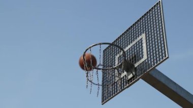 Bir basketbol oyununda bir sepet içinde atış başarısız.