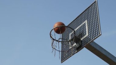 Bir basketbol oyununda bir sepet içinde atış başarısız.