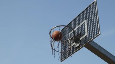 Bir basketbol oyununda bir sepet içinde atış başarısız.