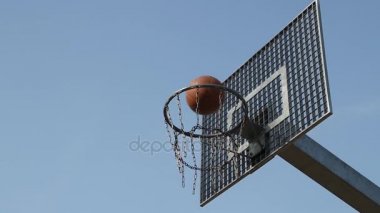 Bir basketbol oyununda bir sepet içinde atış başarısız.