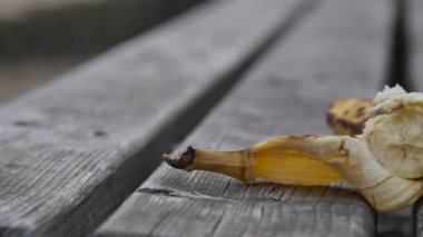 muz kabuğu koyu kahverengi ahşap tablo.