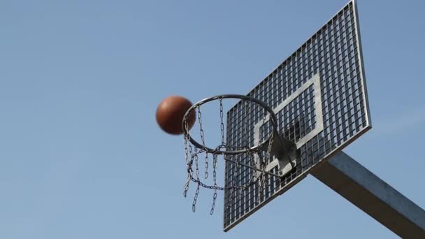 Kosárlabda megy keresztül, a karika, lassú mozgás — Stock videók