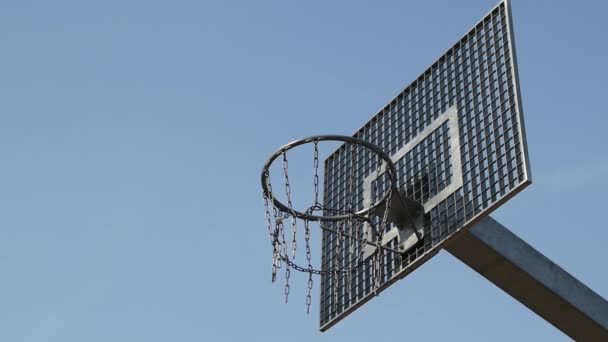 Tiro falhar em uma cesta em um jogo de basquete . — Vídeo de Stock