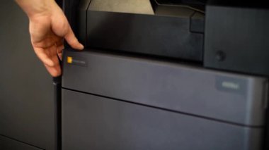 Erkek toner yazıcı Ycmk koyar.